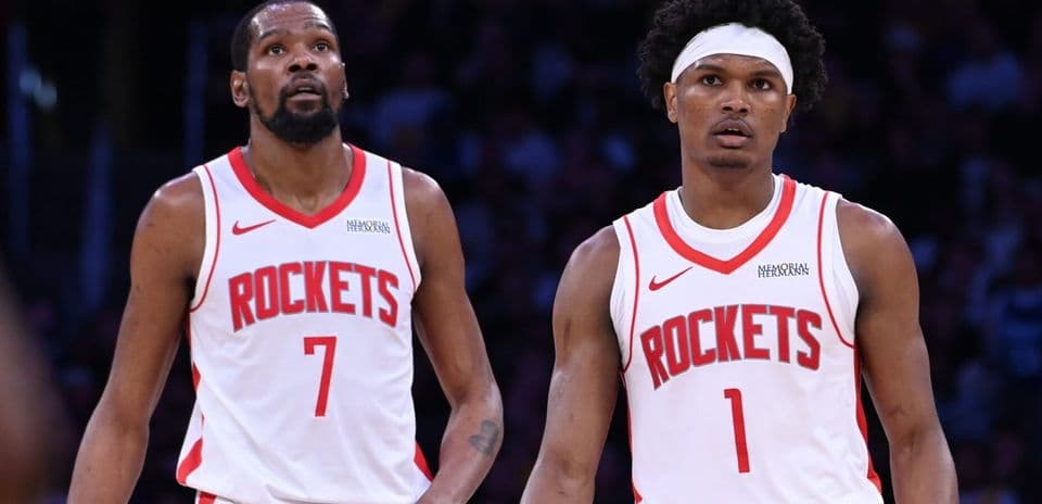 Joueurs des Rockets regardant le match sur le terrain
