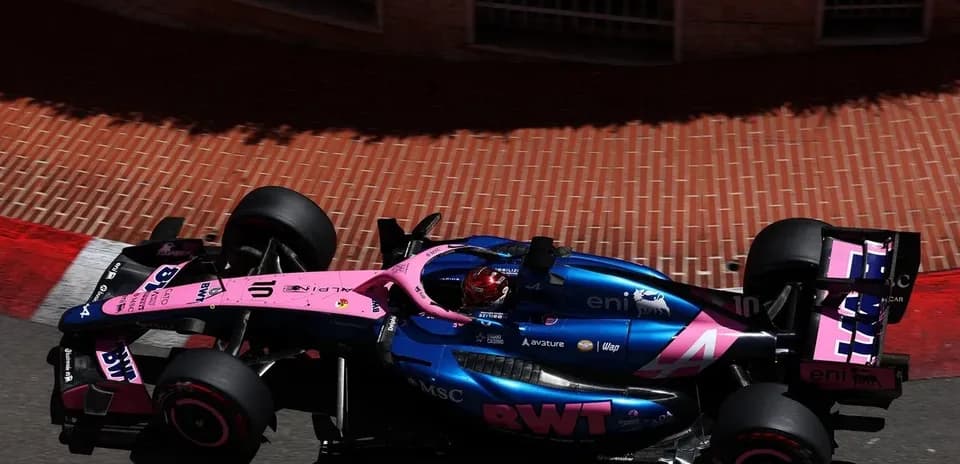 Voiture de course en virage sur circuit