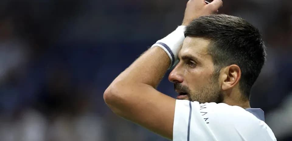 Joueur de tennis se préparant pour un service
