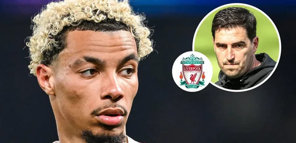 Joueur avec cheveux bouclés, logo Liverpool en arrière-plan