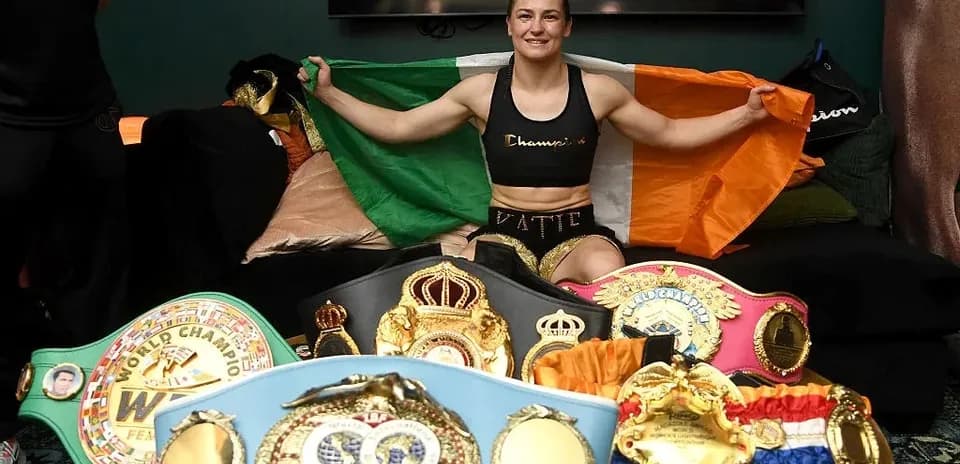 Boxeuse tenant le drapeau irlandais avec des ceintures