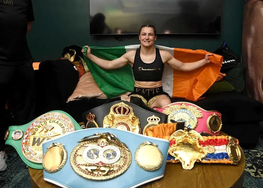 Boxeuse tenant le drapeau irlandais avec des ceintures