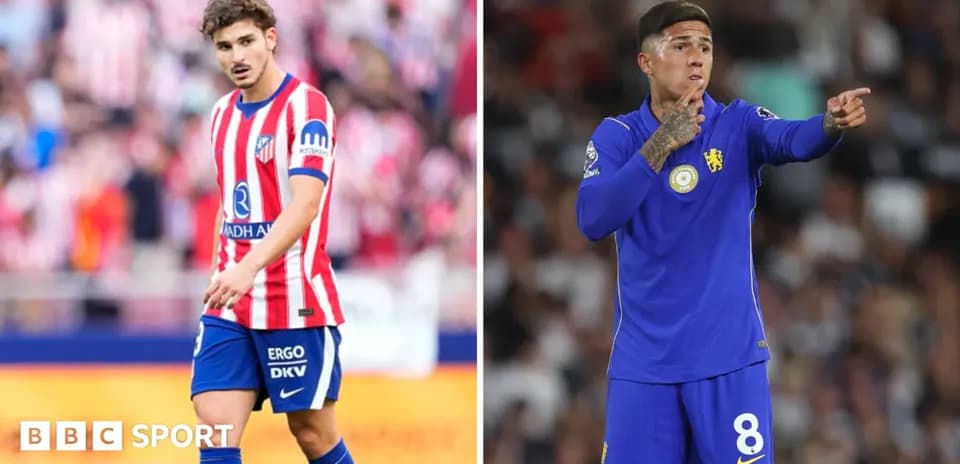 Deux joueurs en action sur le terrain de football