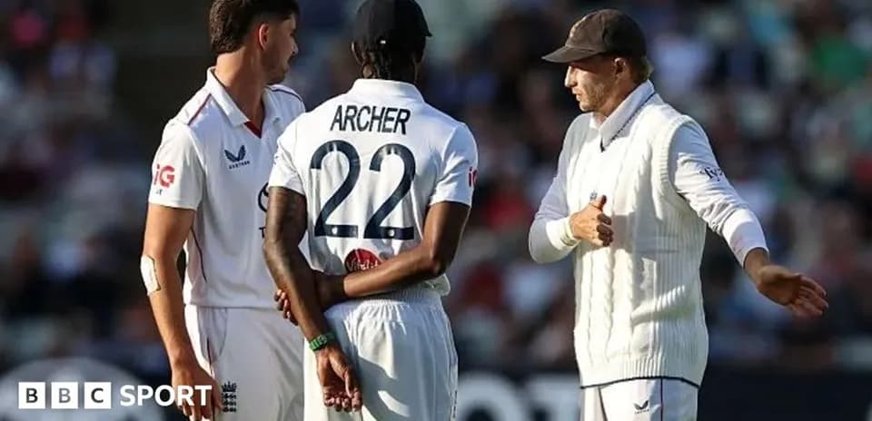 Joueurs discutant sur le terrain de cricket