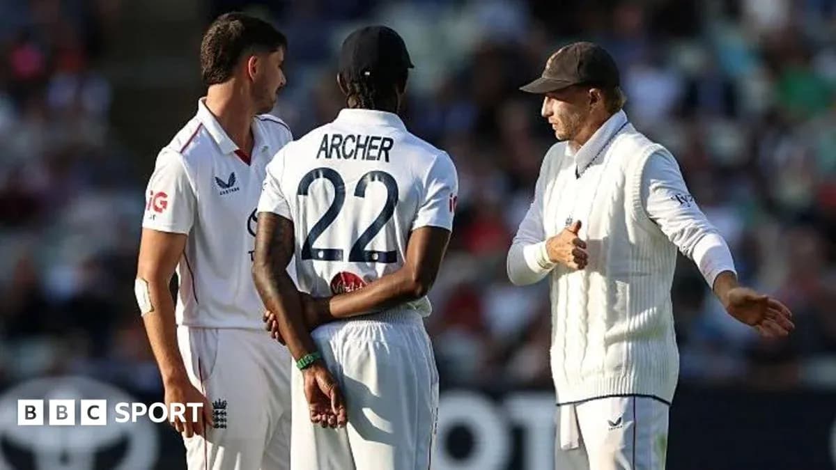 Joueurs discutant sur le terrain de cricket