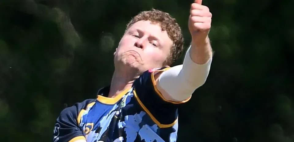 Joueur de cricket lançant avec un pouce levé