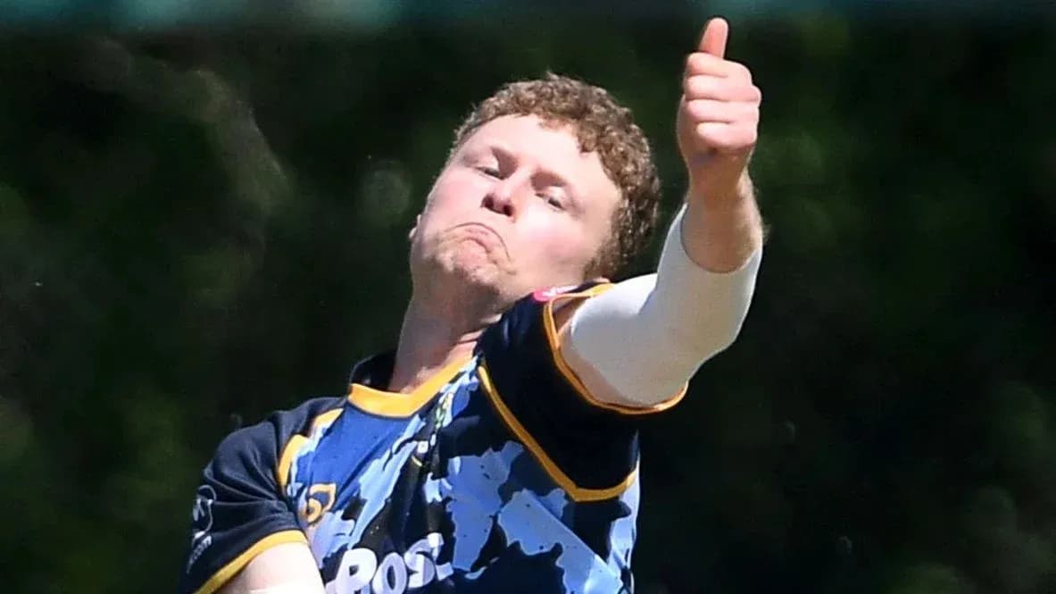 Joueur de cricket lançant avec un pouce levé