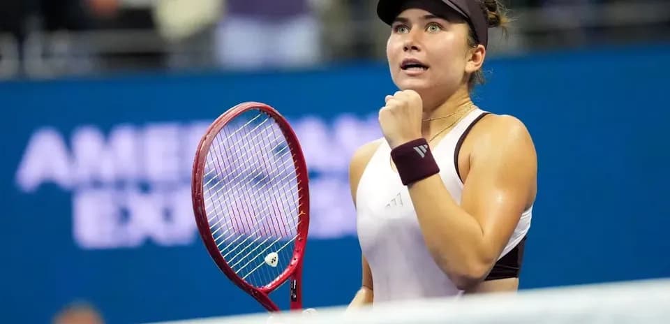 Joueuse de tennis célébrant un point au match