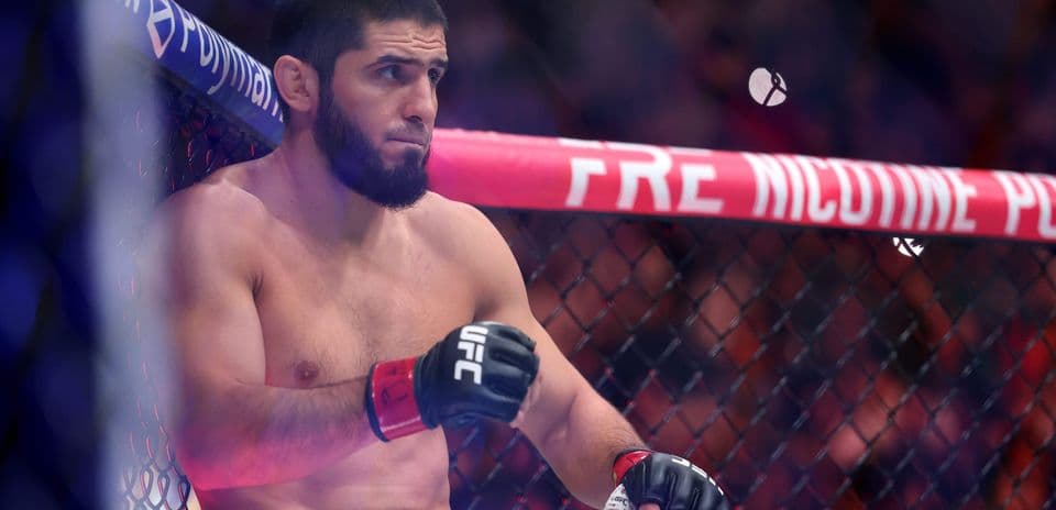 Lutter dans la cage UFC, homme torse nu