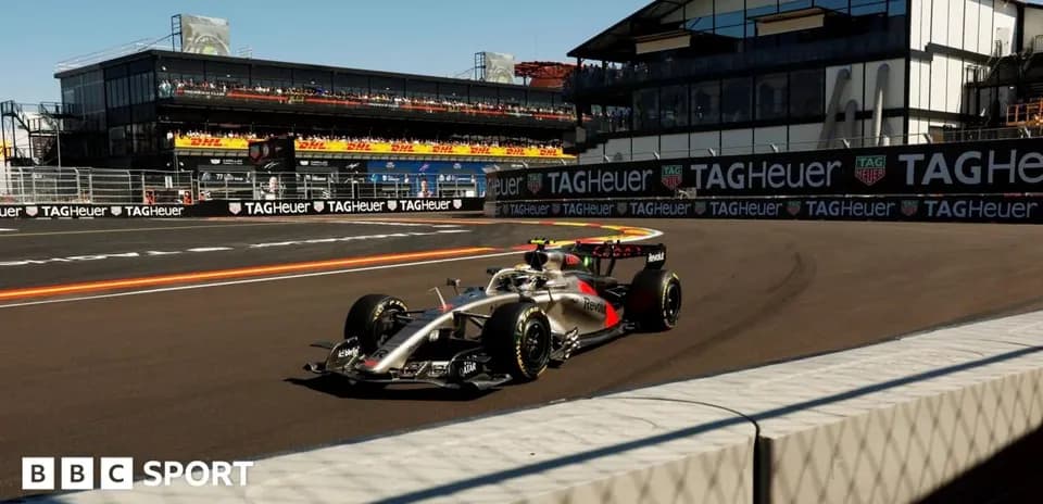 Voiture de Formule 1 sur circuit avec tribunes en arrière-plan