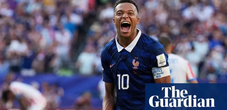 Joueur de France célébrant un but devant des supporters