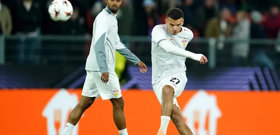 Joueur s'apprêtant à frapper le ballon à l'entraînement