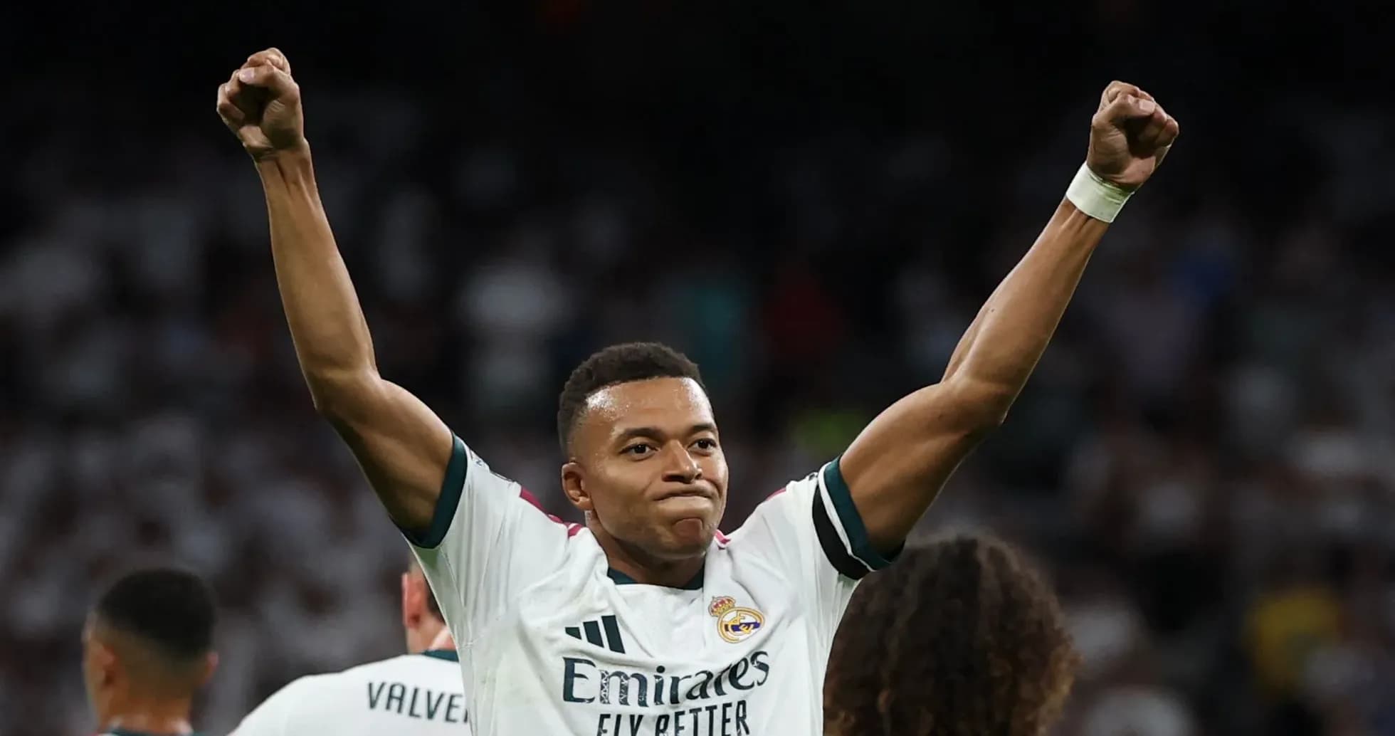 Joueur célébrant avec poing levé après un match