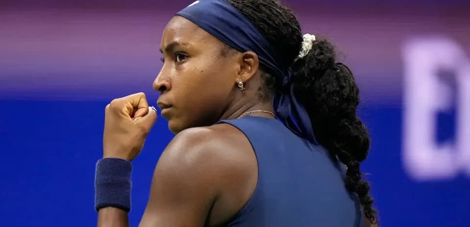 Joueuse de tennis célébrant un point lors d'un match