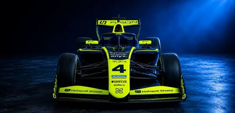 Voiture de course avec des couleurs jaune et noire
