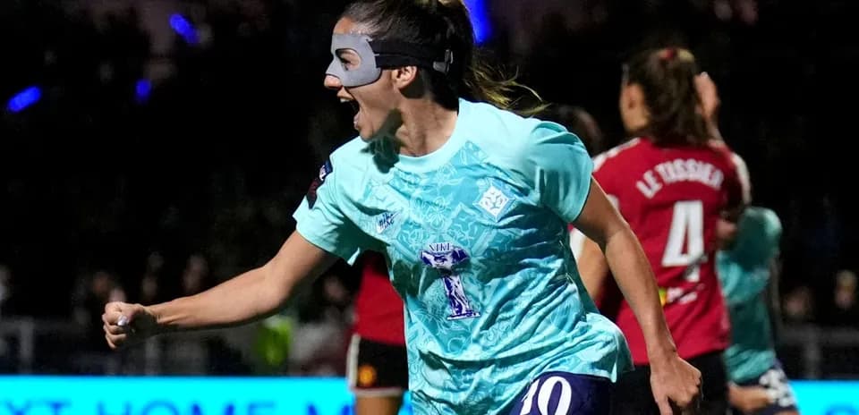 Joueuse célébrant un but avec un masque de protection