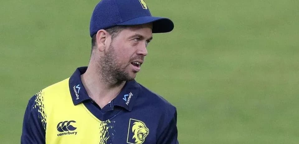 Joueur de cricket avec un uniforme jaune et bleu