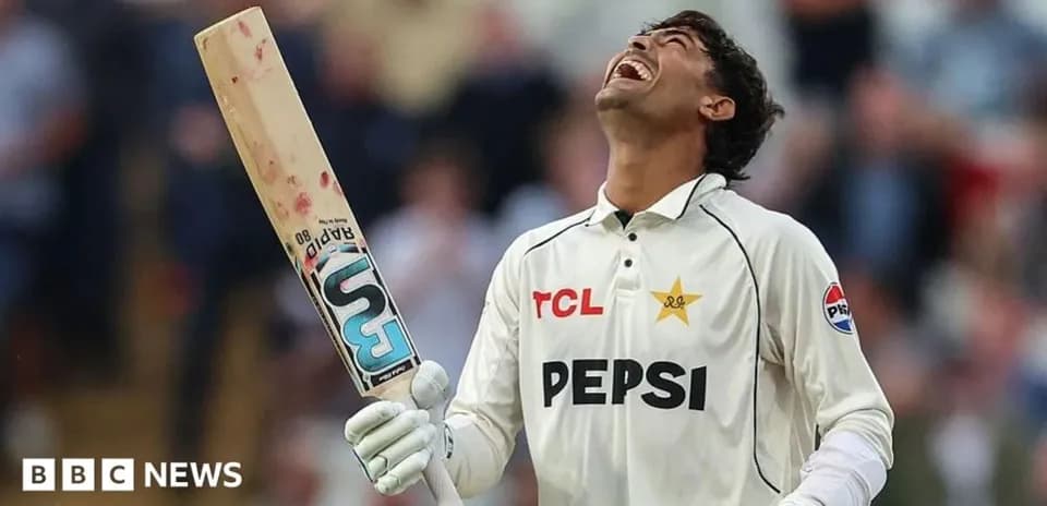 Joueur de cricket célébrant avec sa batte sur le terrain