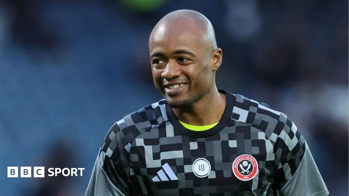 Gardien de but souriant avant le match