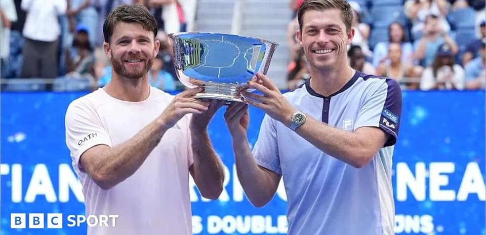 Joueurs tenant le trophée de doubles sur le court