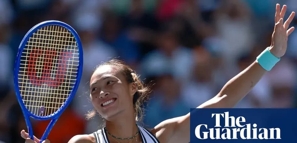 Joueuse de tennis levant sa raquette après un point