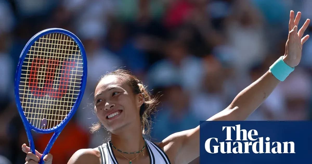 Joueuse de tennis levant sa raquette après un point
