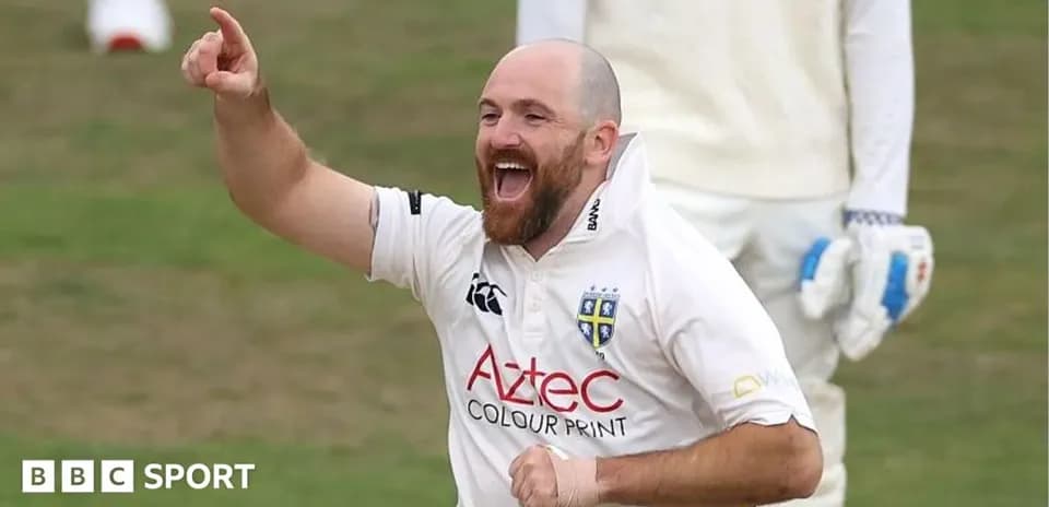Joueur de cricket célébrant une prise sur le terrain