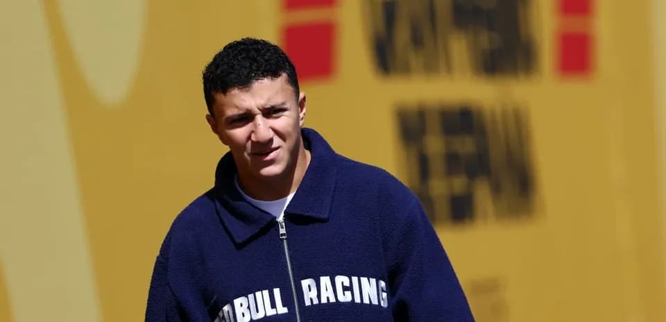 Pilote portant un manteau Red Bull Racing en extérieur