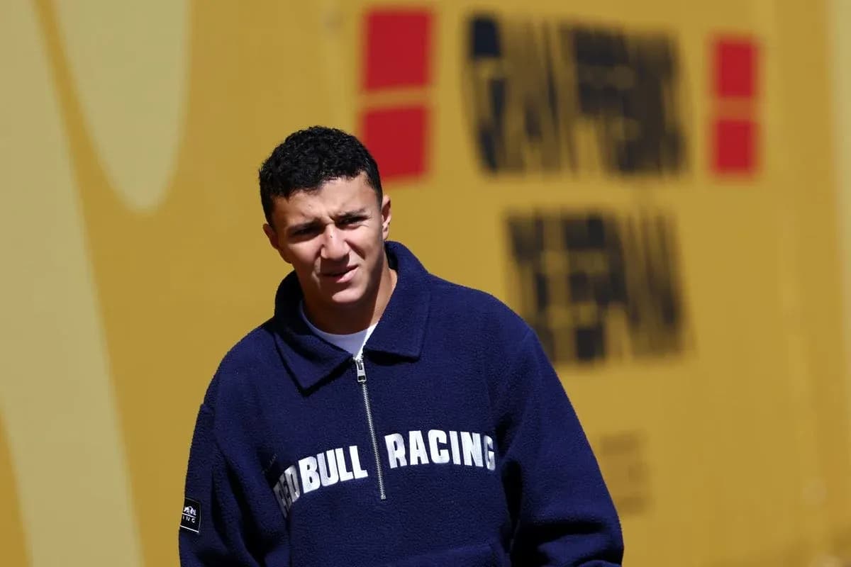 Pilote portant un manteau Red Bull Racing en extérieur
