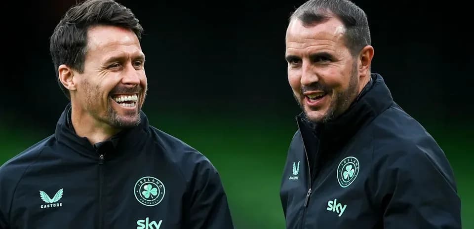 Deux entraîneurs souriant lors d'une séance d'entraînement