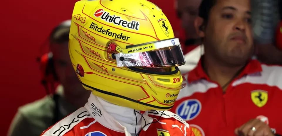 Pilote avec casque jaune dans le garage Ferrari