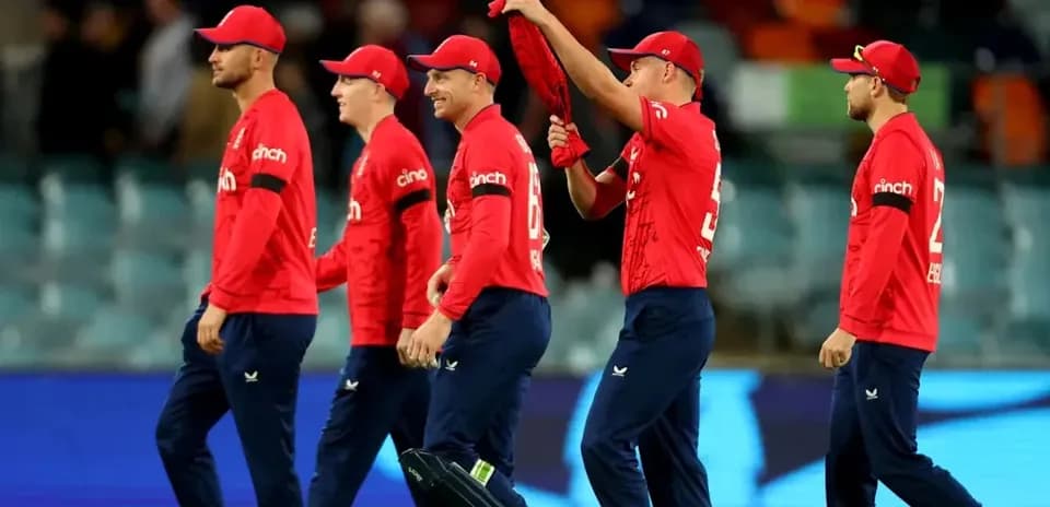 Joueurs de cricket anglais marchant sur le terrain