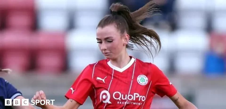 Joueuse en action sur le terrain de football