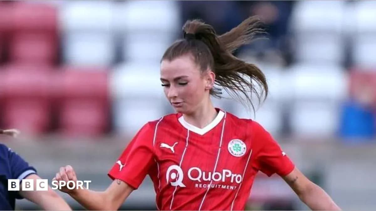 Joueuse en action sur le terrain de football