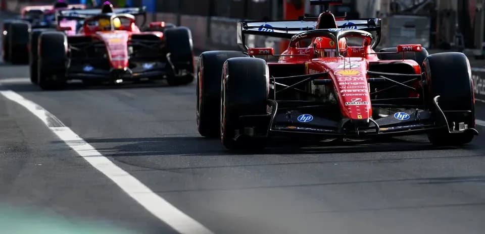 Deux voitures Ferrari sur la piste lors d'une course