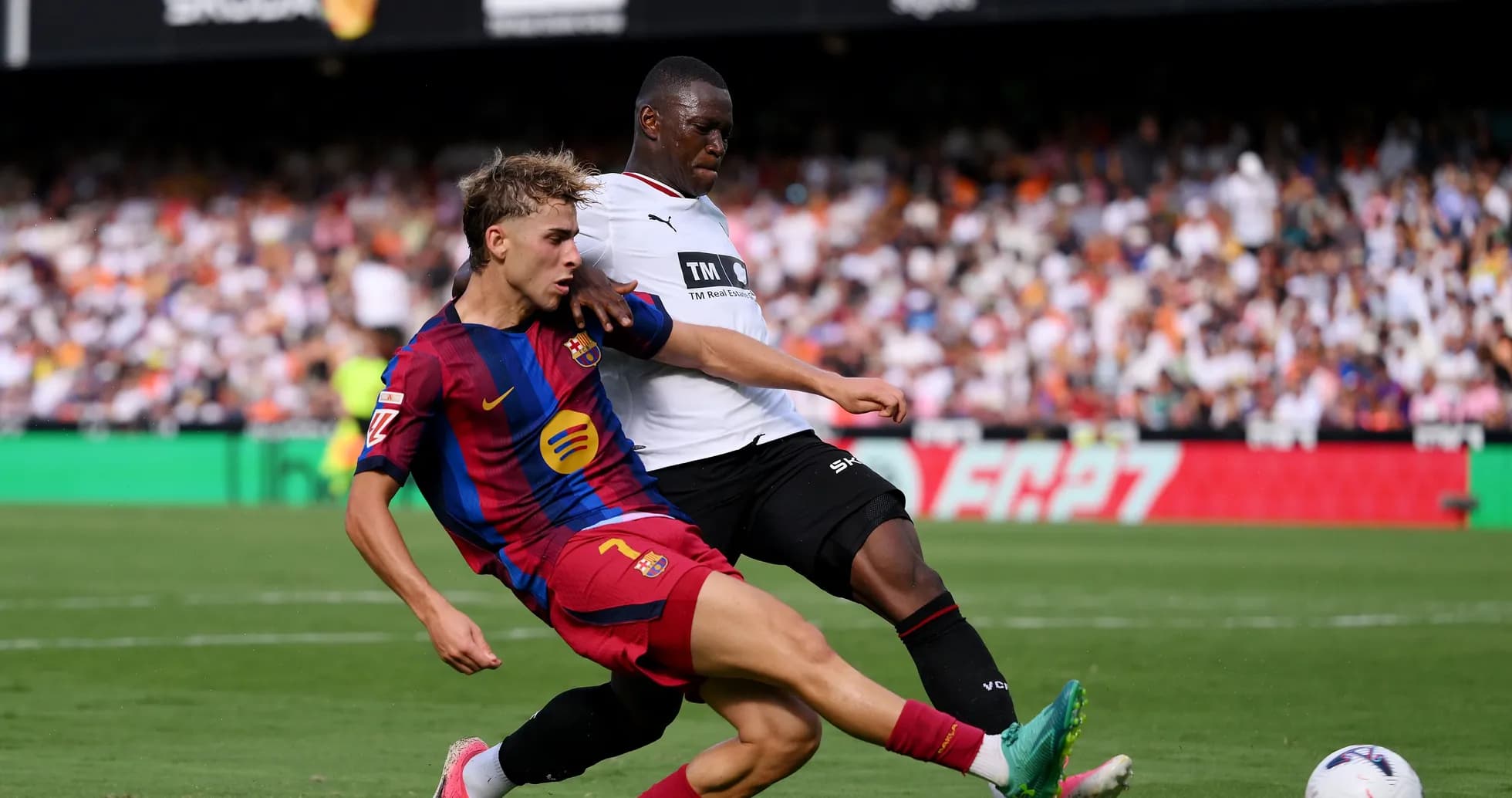 Joueur du FC Barcelone en duel avec un adversaire
