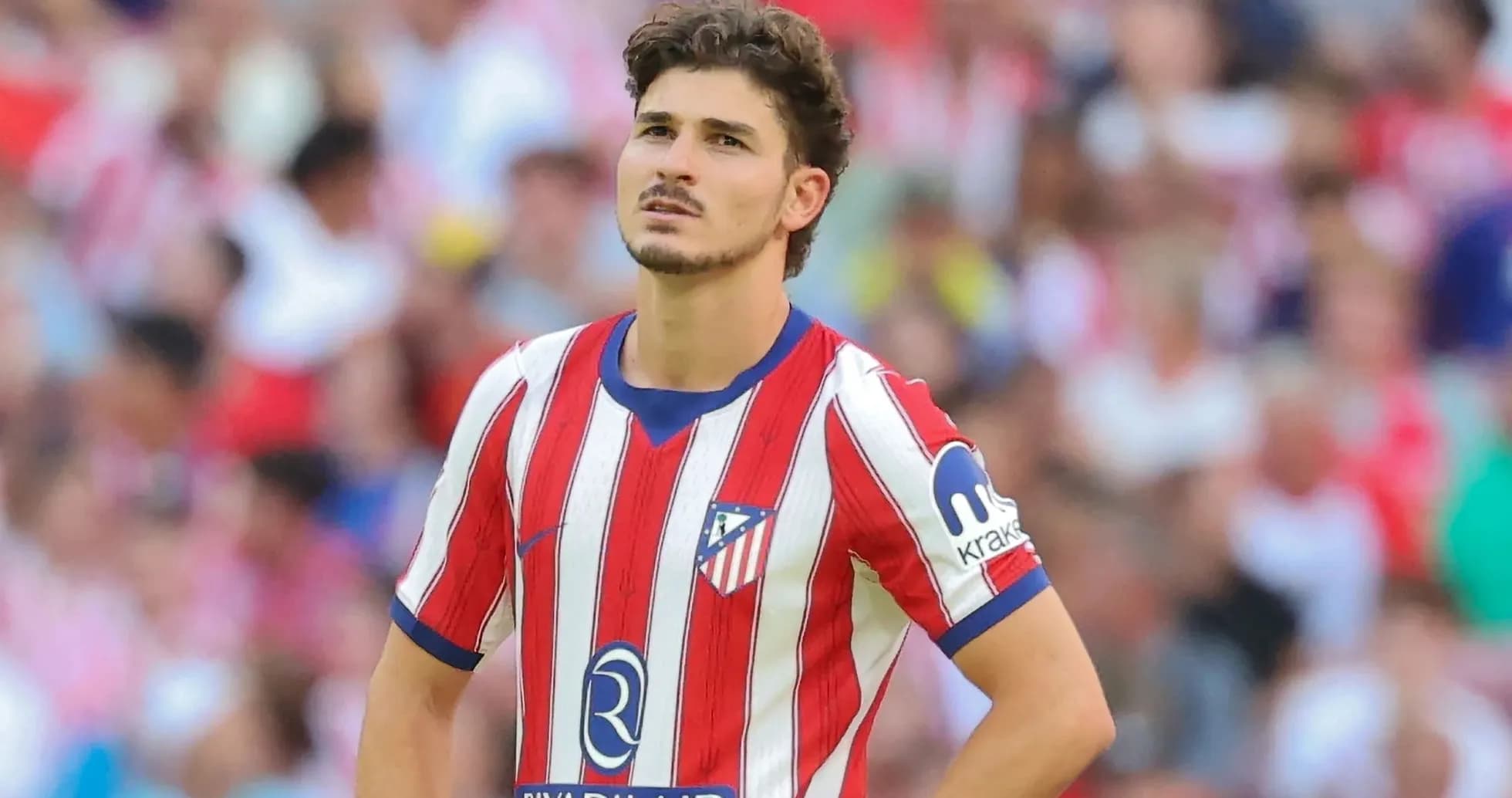 Joueur d'Atletico Madrid regardant le terrain