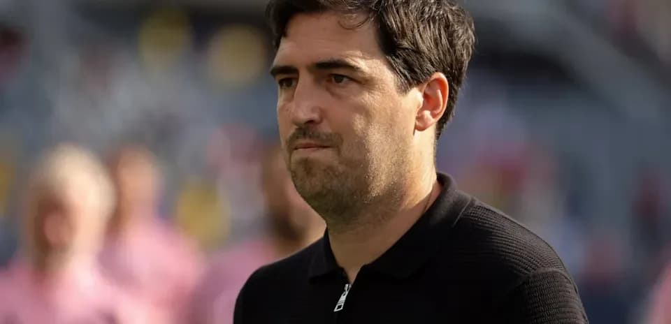 Entraîneur observant le match depuis le terrain