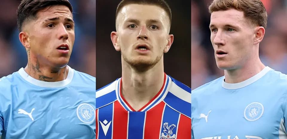 Trois joueurs en maillots de Manchester City et Crystal Palace