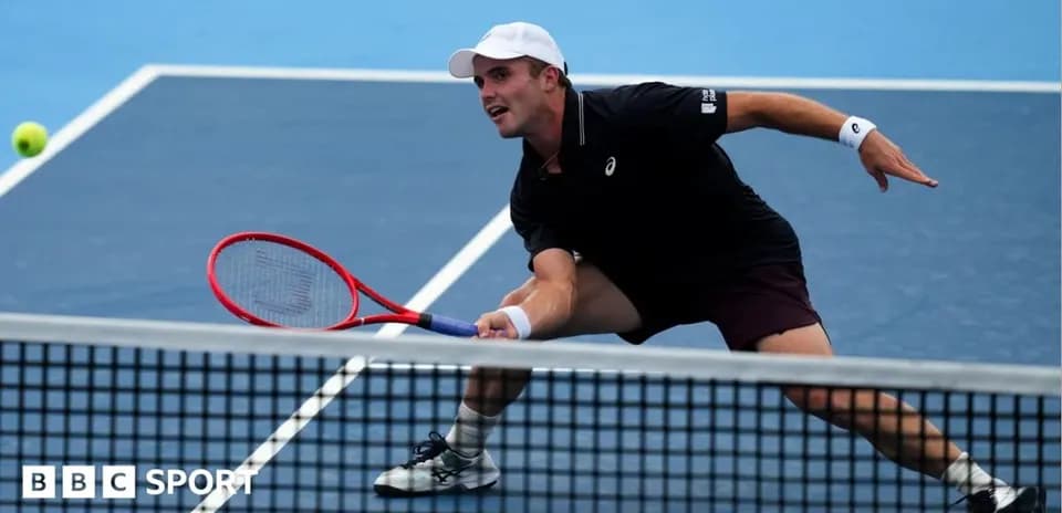 Joueur de tennis en train de frapper la balle
