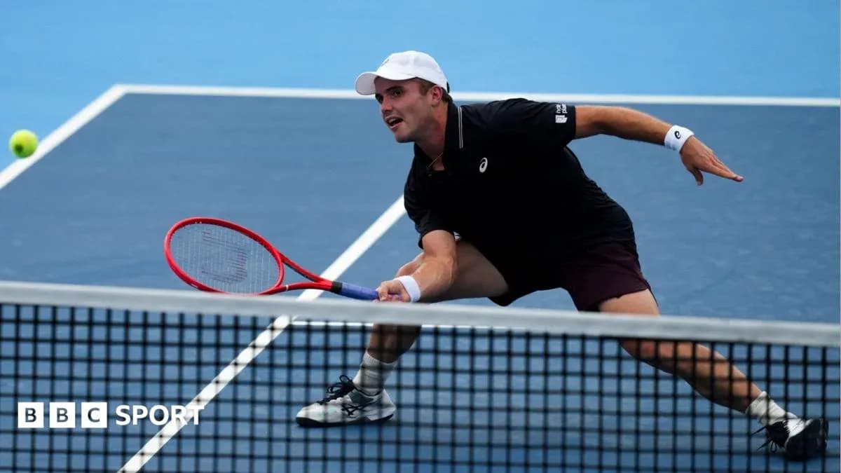 Joueur de tennis en train de frapper la balle