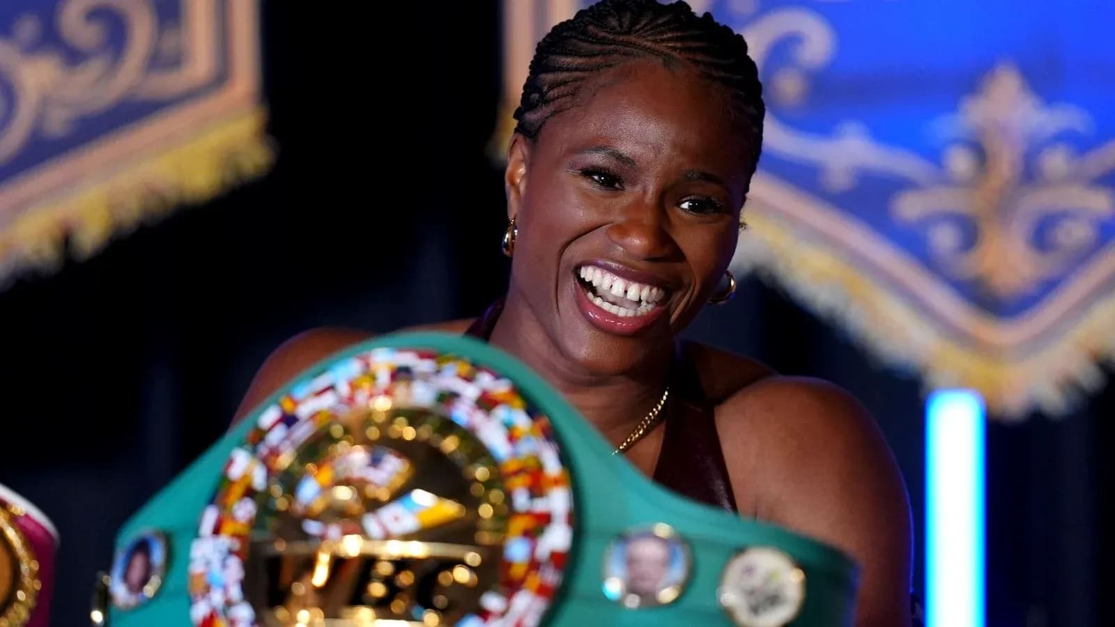 Boxeuse souriante tenant une ceinture de championne