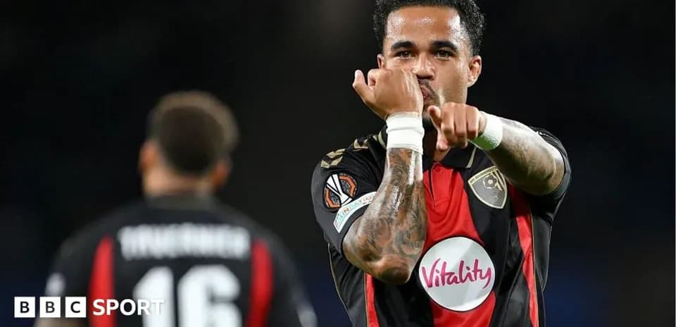 Joueur de Bournemouth célébrant un but sur le terrain