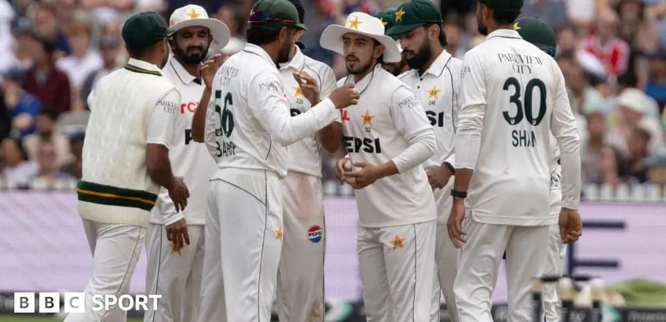 Joueurs pakistanais en discussion sur le terrain de cricket