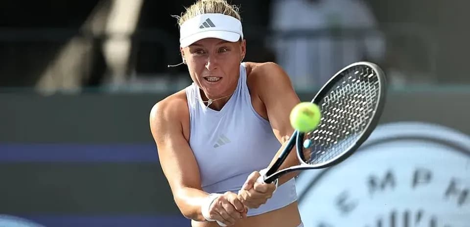 Joueuse de tennis frappant une balle en match