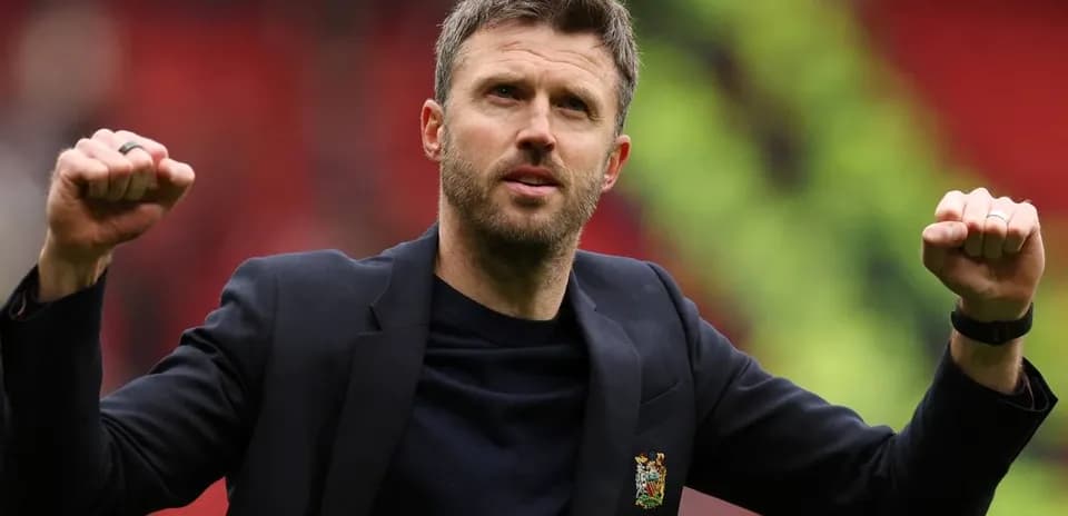 Entraîneur célébrant après un match réussi