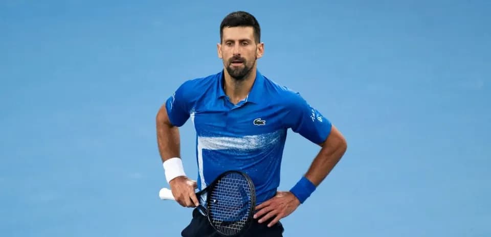 Joueur de tennis sur le court avec raquette