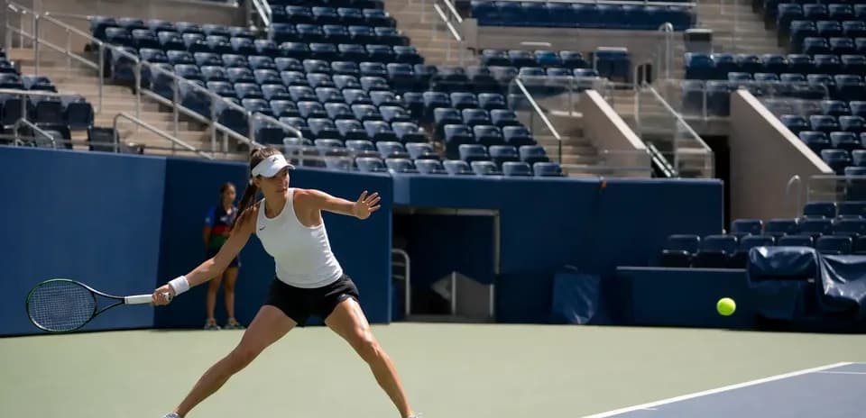 Joueuse de tennis frappant une balle sur le court