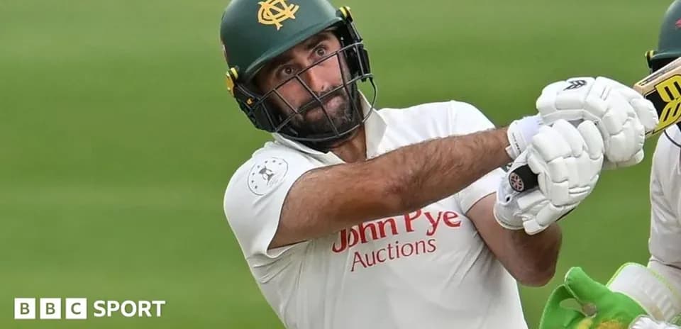 Joueur de cricket frappant la balle au bâton