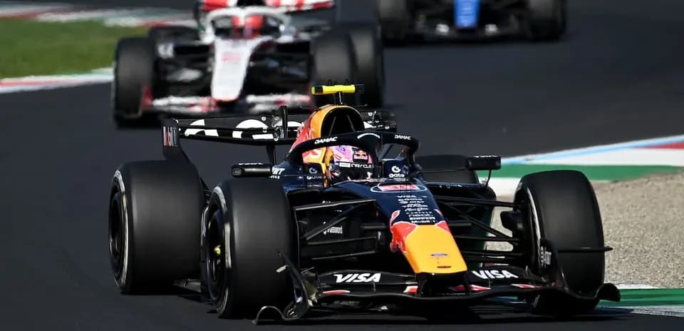 Voiture de F1 Red Bull en course sur circuit